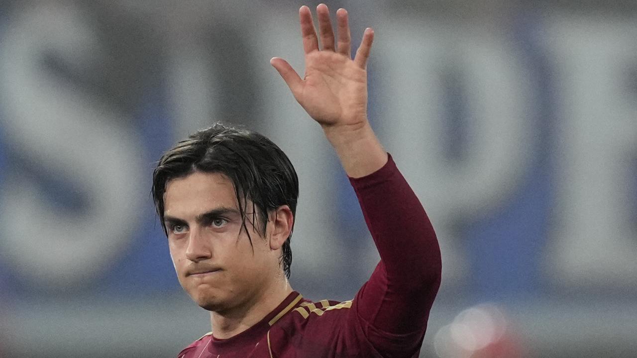 Paulo Dybala saluta i tifosi della Roma