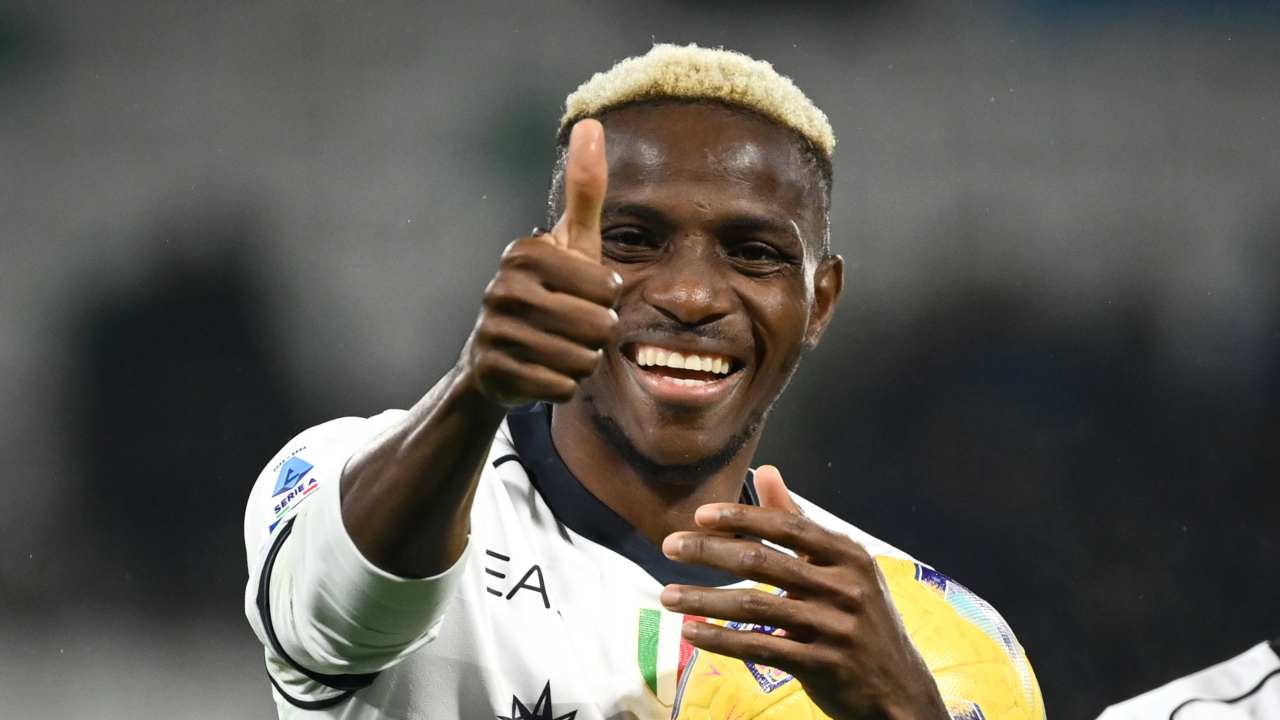 Victor Osimhen sorride
