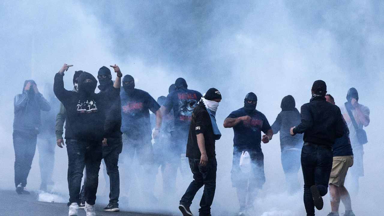 Scontri tra forze dell'ordine e tifosi