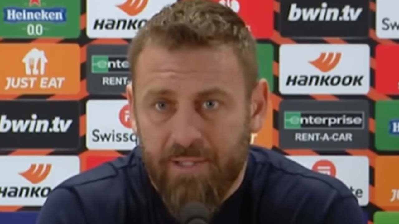De Rossi vicino alla panchina della Sampdoria