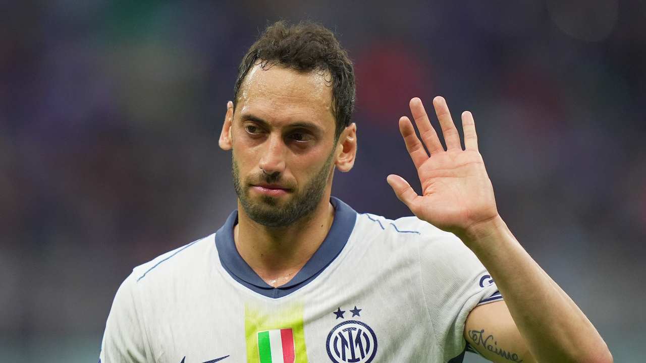Hakan Calhanoglu ai saluti