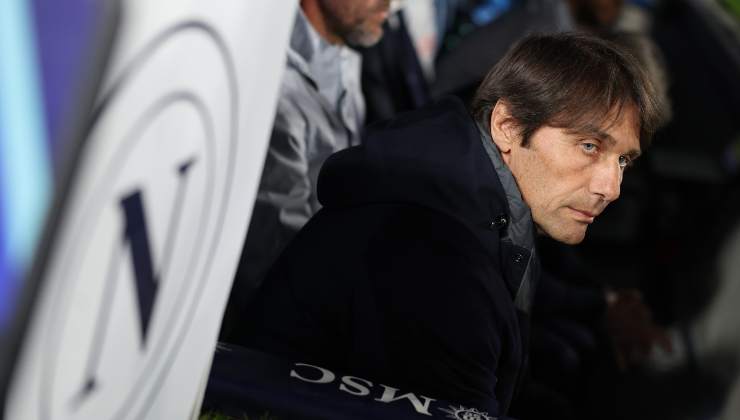 Antonio Conte rabbuiato in panchina