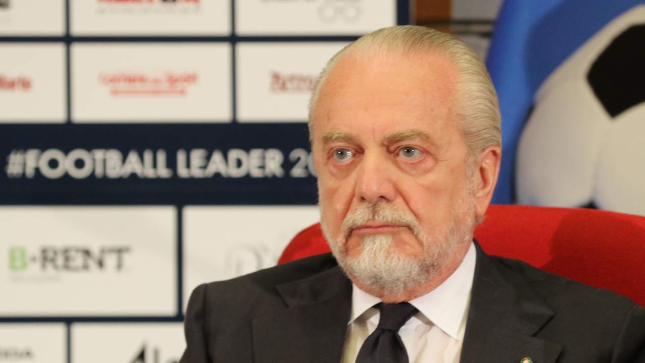 Aurelio De Laurentiis spalle al muro
