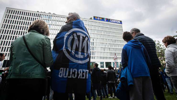 Tifosi Inter sotto la sede