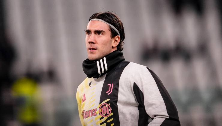 Vlahovic impegnato nel riscaldamento