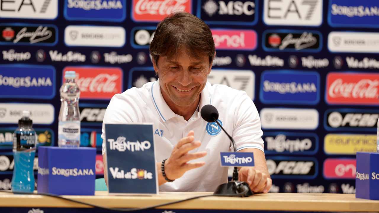 Antonio Conte sorride