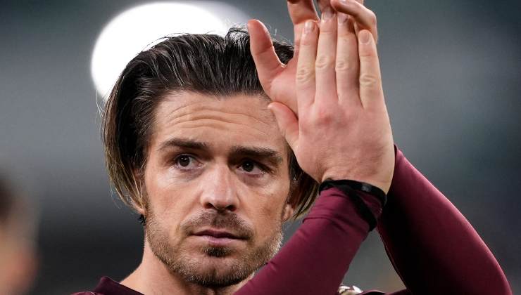 Jack Grealish applaude