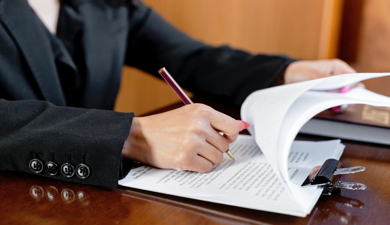 Firma sul contratto (Pexels) - ilposticipo.it