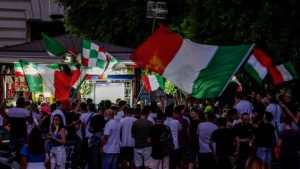 Italiani con bandiere tricolori