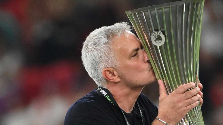 Mourinho bacia la Conference League