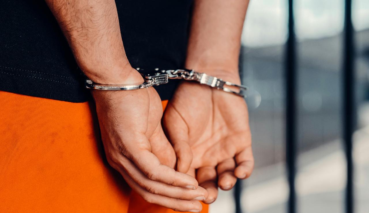 Uomo in manette - (Pixabay) - ilposticipo.it